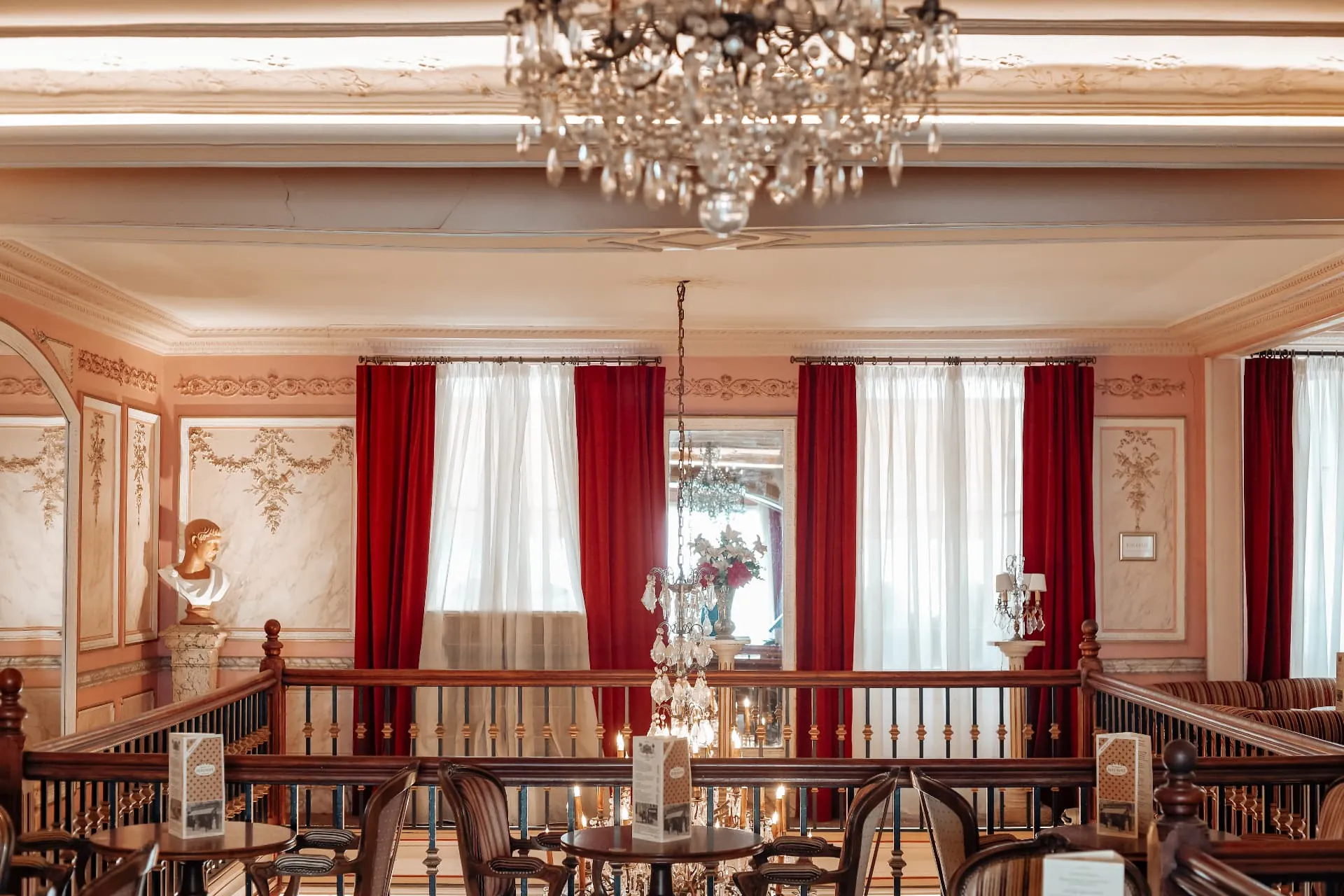 Salle à l'étage aux rideaux de velours rouge