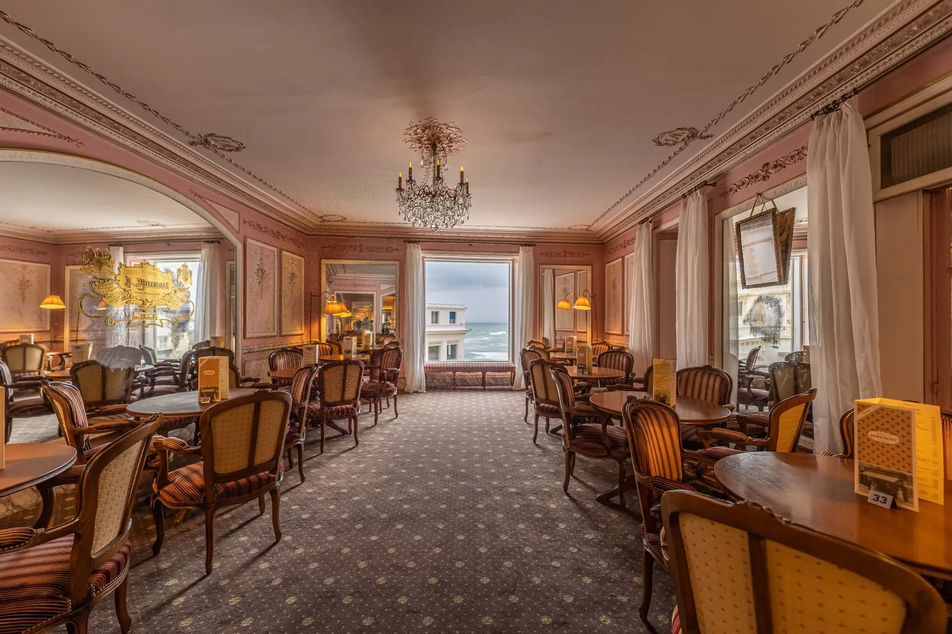 Salon victorien Miremont avec vue sur l'océan