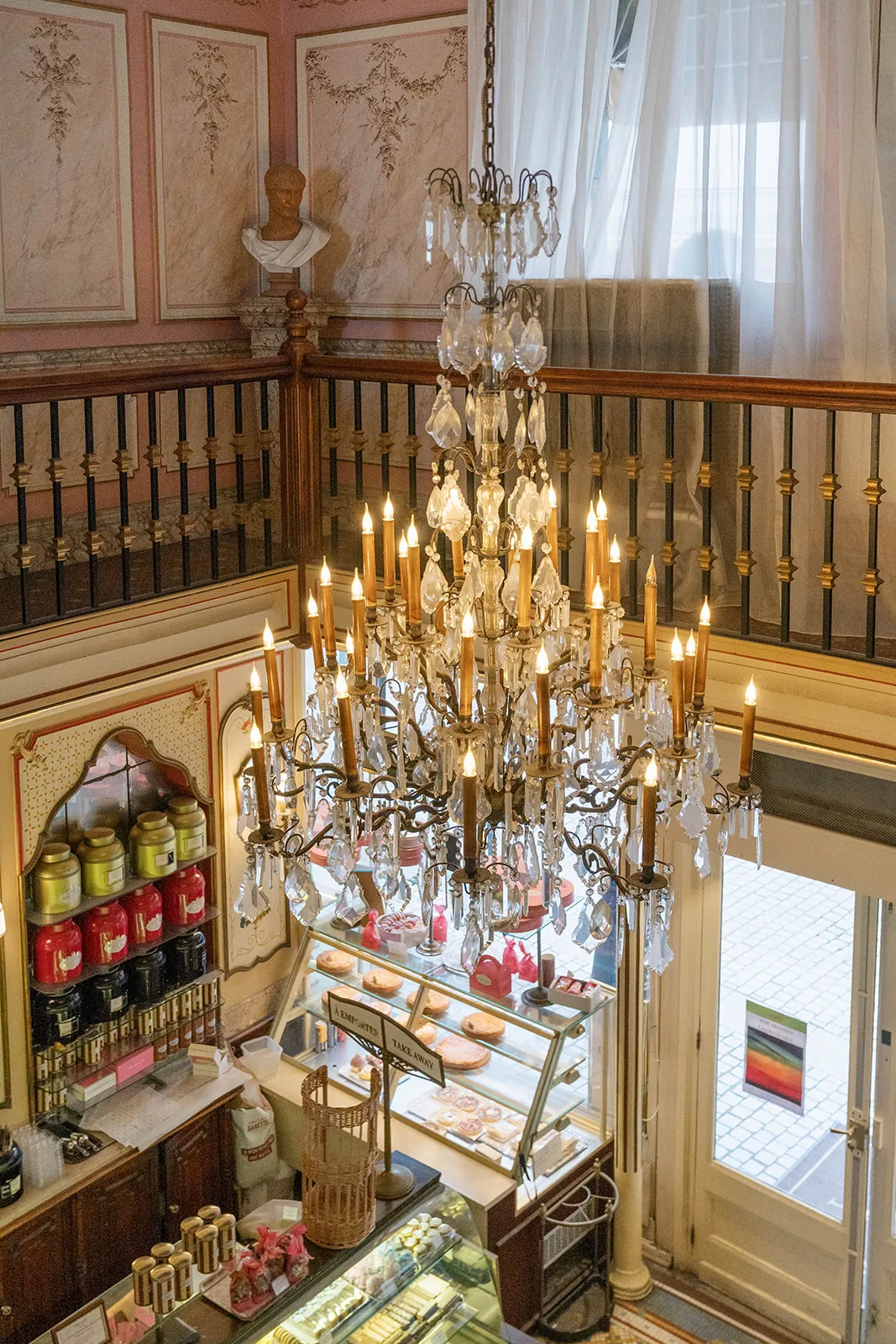 Intérieur classé de Miremont, lustre et boiseries d'époque