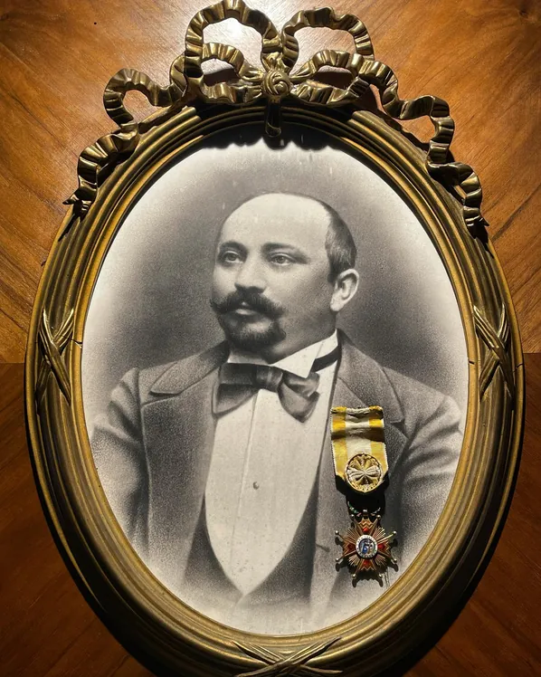 Portrait de Joseph Miremont et sa médaille de chevalier de l'ordre d'Isabelle la Catholique
